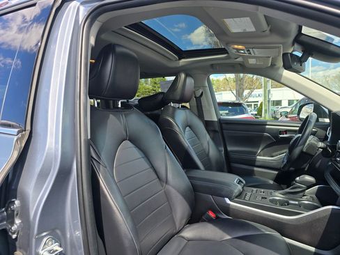 Used 2022 Toyota Highlander XLE AWD/4WD image 12