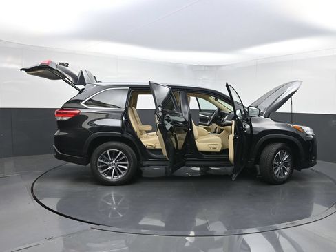 Used 2019 Toyota Highlander XLE FWD image 35