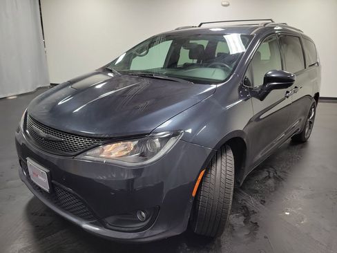 Used 2020 Chrysler Pacifica Touring-L w/ Advanced Safetytec Group image 5