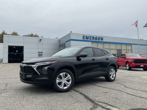 Certified 2025 Chevrolet Trax LS image 1