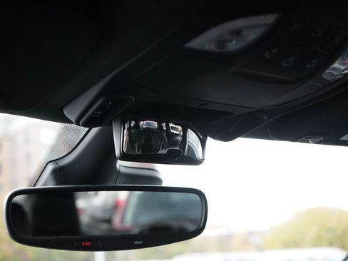 Used 2025 Chrysler Pacifica Limited image 24