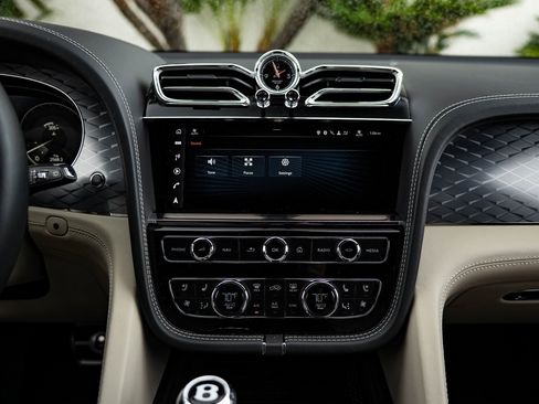 Used 2022 Bentley Bentayga image 36