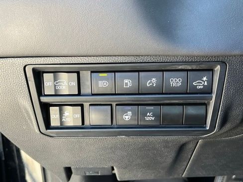 Used 2024 Toyota Sequoia Platinum AWD/4WD image 21
