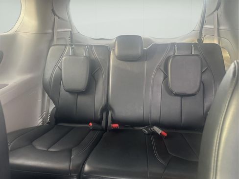 Used 2024 Chrysler Pacifica Touring-L image 36