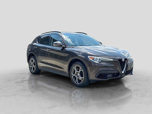 Used 2018 Alfa Romeo Stelvio Sport w/ Quick Order Package 22J Sport AWD/4WD image 8