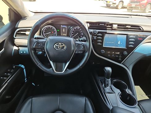 Used 2018 Toyota Camry SE w/ Convenience Package FWD image 6