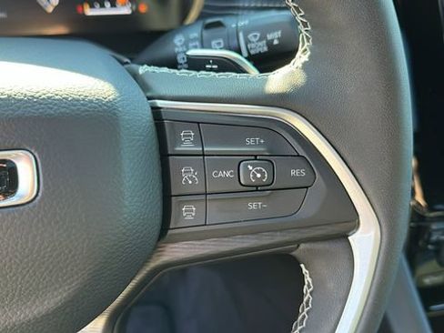 Used 2025 Jeep Grand Cherokee Altitude image 13