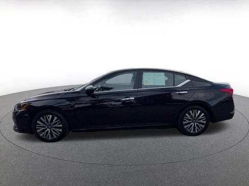 Used 2025 Nissan Altima 2.5 SV FWD image 8