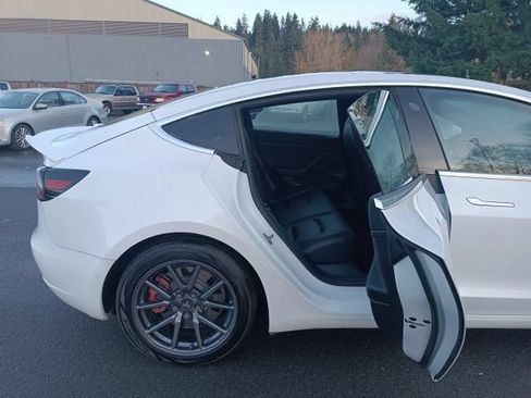 Used 2020 Tesla Model 3 Standard Range Plus RWD image 19
