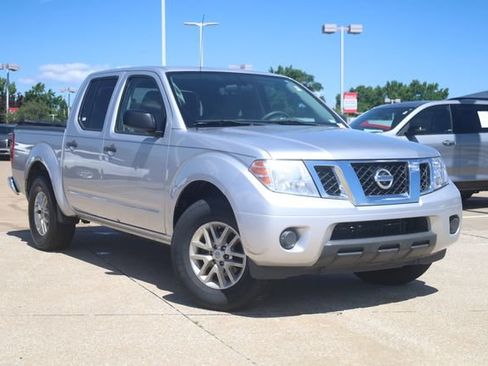 Used 2019 Nissan Frontier SV RWD image 2