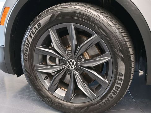 Used 2023 Volkswagen Tiguan SE image 28