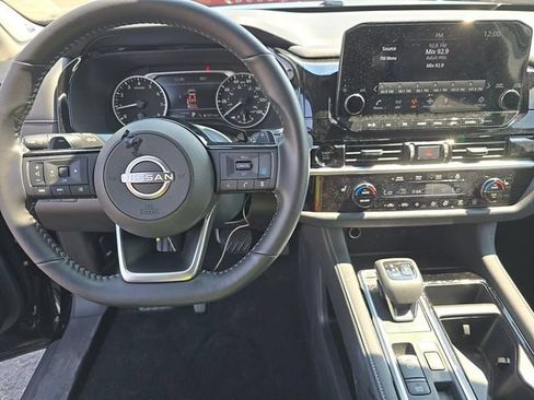 Certified 2025 Nissan Pathfinder SL w/ SL Premium Package FWD image 4