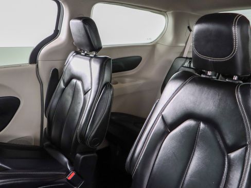 Used 2023 Chrysler Pacifica Touring-L image 24