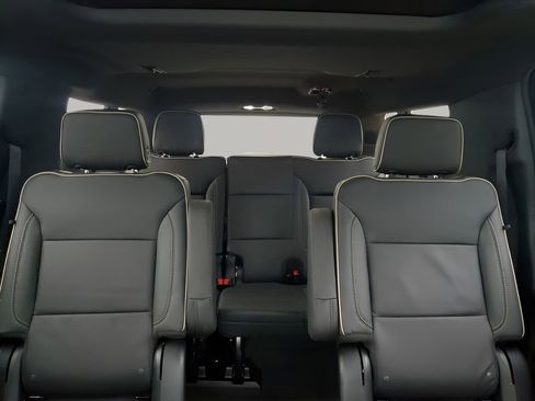 Used 2024 GMC Yukon XL SLT w/ SLT Luxury Package image 43