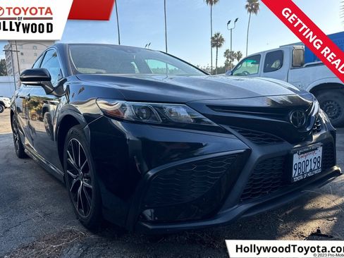 Used 2022 Toyota Camry SE w/ Carpet Mat Package (TMS) FWD image 1