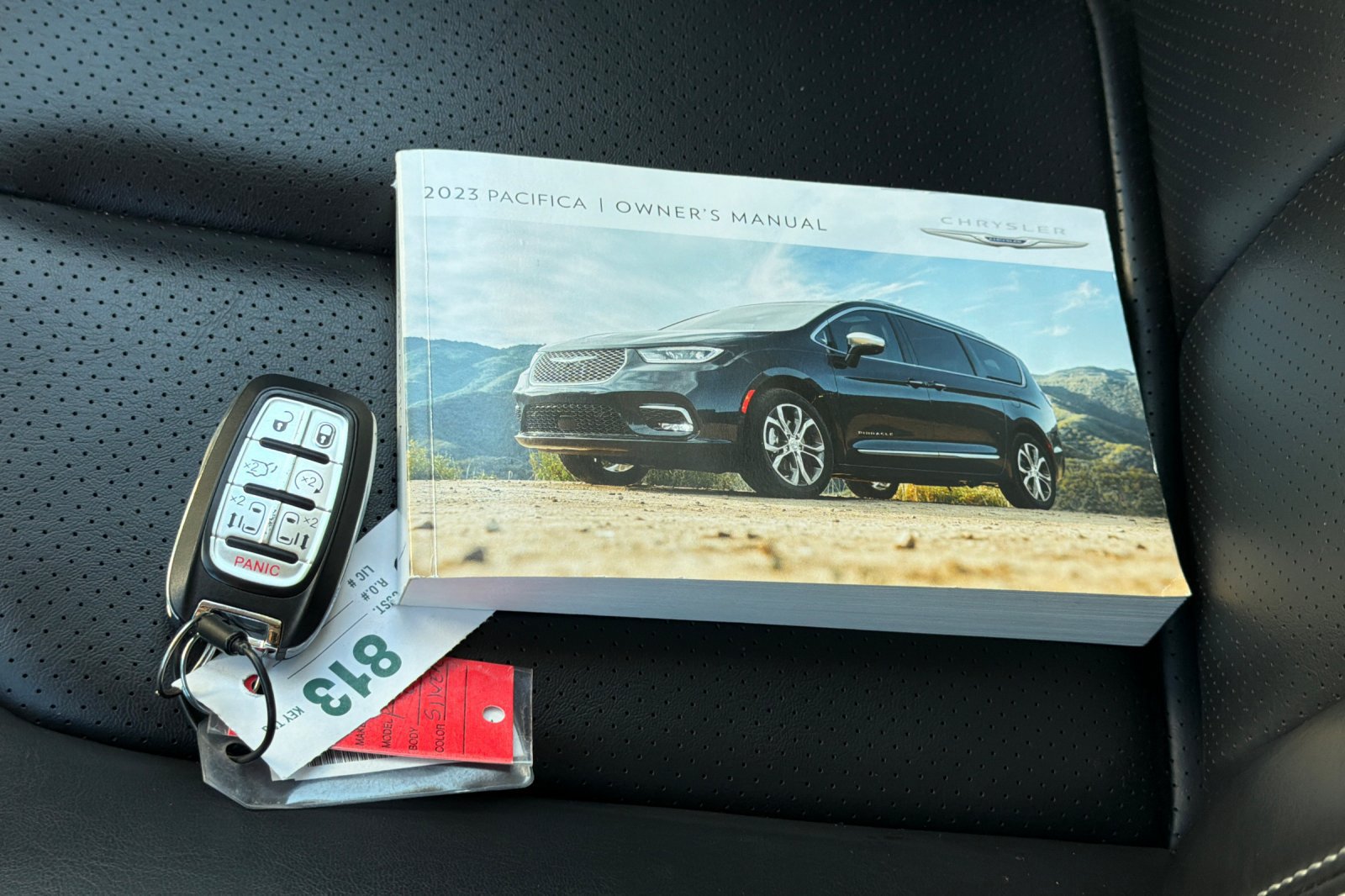 Used 2023 Chrysler Pacifica Touring-L FWD image 11