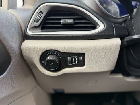 Certified 2023 Chrysler Pacifica Touring-L FWD image 18