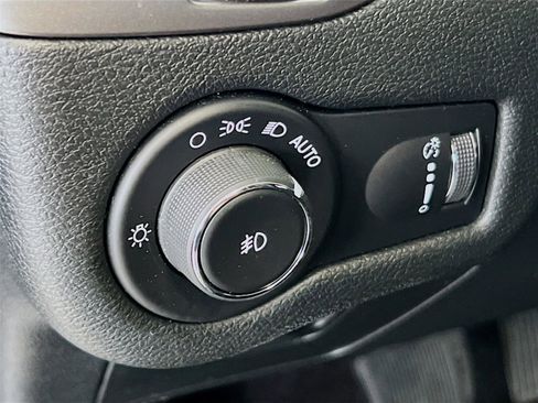 Used 2019 Jeep Cherokee Latitude w/ Cold Weather Group AWD/4WD image 14