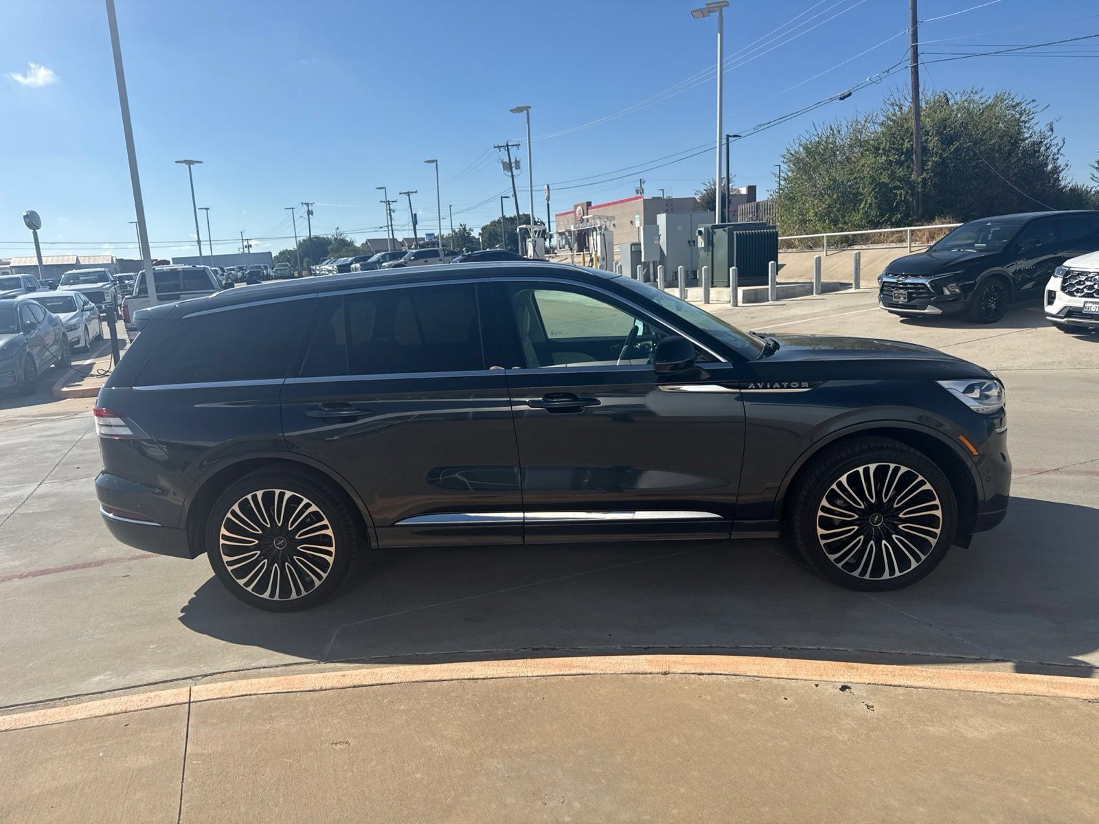 Used 2023 Lincoln Aviator Black Label w/ Class IV Trailer Tow Package AWD/4WD image 4