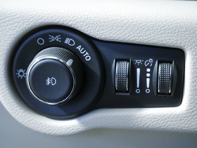 Used 2024 Chrysler Pacifica Touring-L FWD image 23