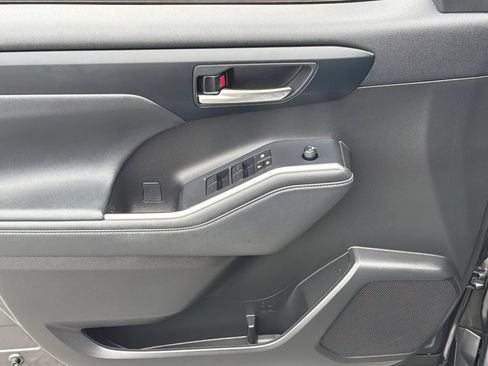 Used 2022 Toyota Highlander XSE FWD image 3