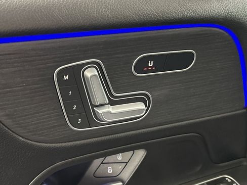 Used 2023 Mercedes-Benz GLB 250 w/ Premium Package image 20