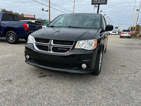 Used 2020 Dodge Grand Caravan SXT image 8