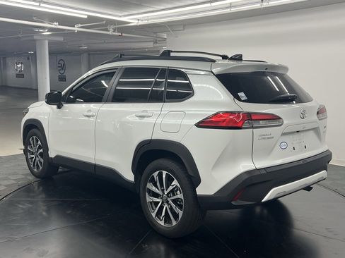 Used 2025 Toyota Corolla Cross XLE image 4