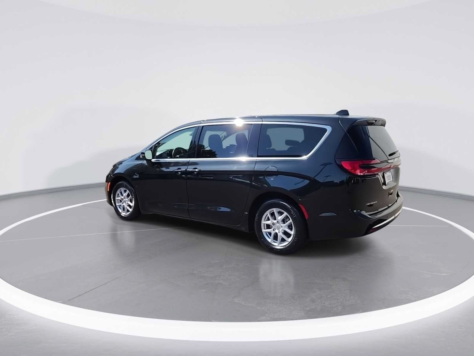Used 2023 Chrysler Pacifica Touring-L FWD image 6