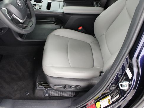 Used 2026 Toyota Sienna XLE FWD image 14