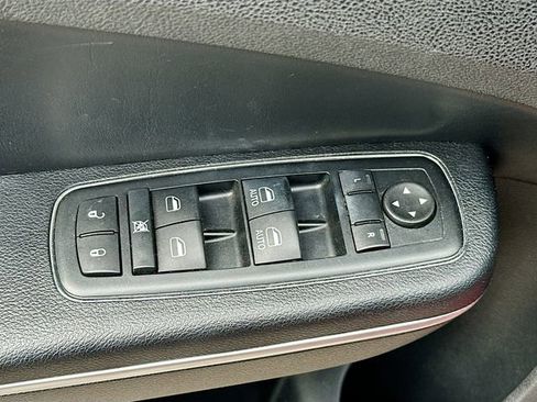 Used 2013 Chrysler 300 AWD w/ Driver Convenience Group image 18