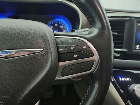 Used 2019 Chrysler Pacifica Touring-L FWD image 18