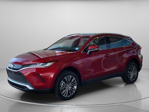 Used 2023 Toyota Venza XLE image 2