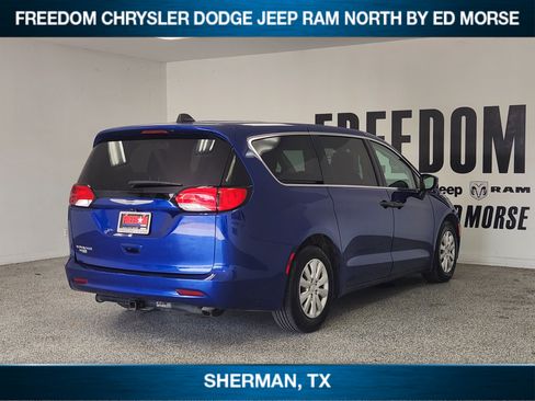 Used 2021 Chrysler Voyager L FWD image 4