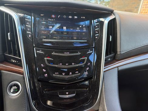 Used 2020 Cadillac Escalade Luxury AWD/4WD image 16