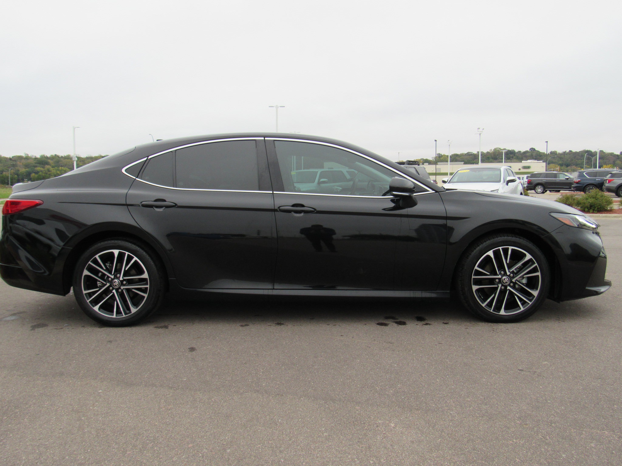 Used 2025 Toyota Camry XLE FWD image 5