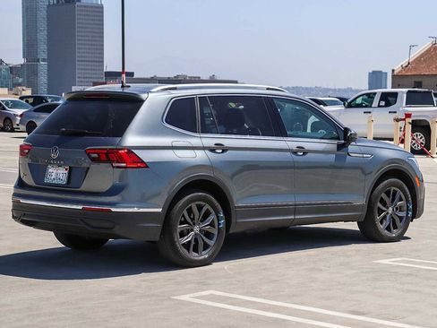 Used 2023 Volkswagen Tiguan SE w/ Panoramic Sunroof Package FWD image 4