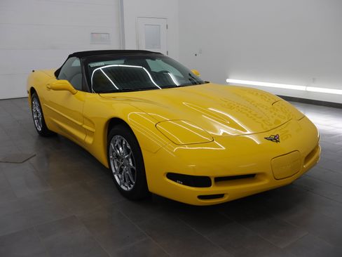 Used 2000 Chevrolet Corvette Convertible w/ Memory Pkg RWD image 2