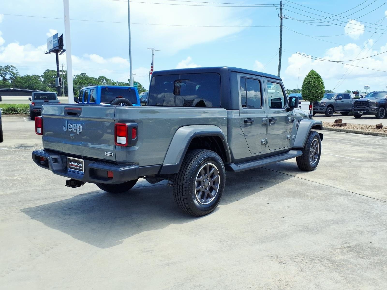 Used 2022 Jeep Gladiator Overland w/ Popular Equipment Package AWD/4WD image 4