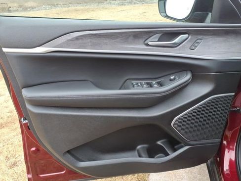 New 2025 Jeep Grand Cherokee L Limited w/ Black Appearance Package image 10