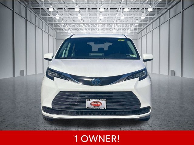 Used 2022 Toyota Sienna LE FWD image 2