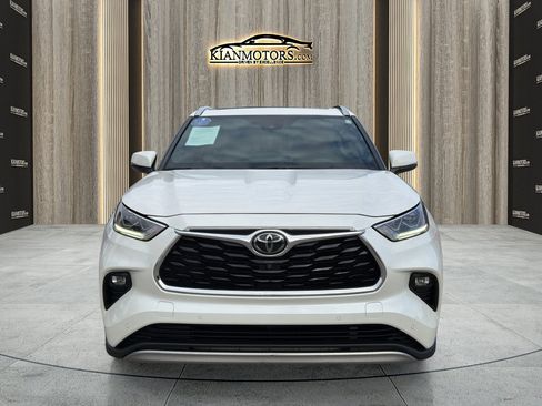 Used 2020 Toyota Highlander Platinum FWD image 2