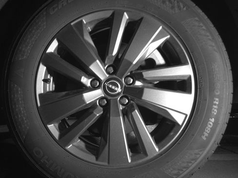 Used 2025 Nissan Pathfinder SV image 14