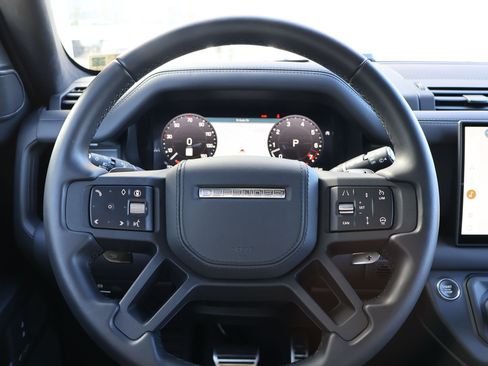Used 2025 Land Rover Defender 110 V8 AWD/4WD image 18