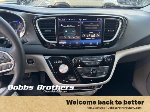 Used 2024 Chrysler Pacifica Touring-L FWD image 27