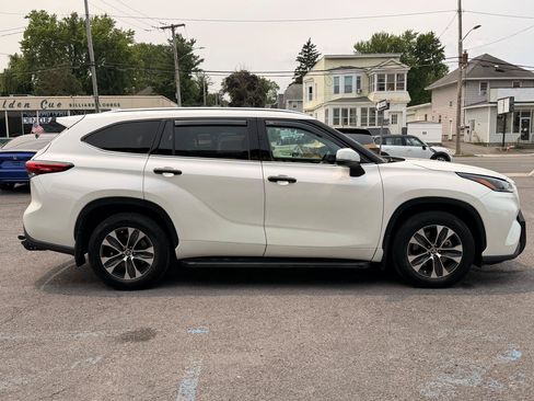 Used 2021 Toyota Highlander XLE AWD/4WD image 4