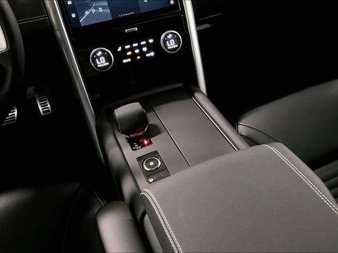 Certified 2025 Land Rover Discovery Dynamic SE AWD/4WD image 19