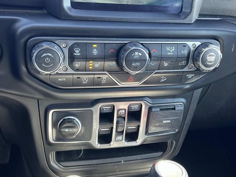 Used 2019 Jeep Wrangler Unlimited Sahara AWD/4WD image 20