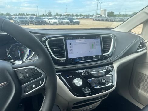 Used 2024 Chrysler Pacifica Touring-L AWD/4WD image 20