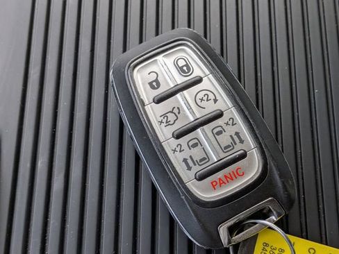 Used 2023 Chrysler Pacifica Touring-L FWD image 31